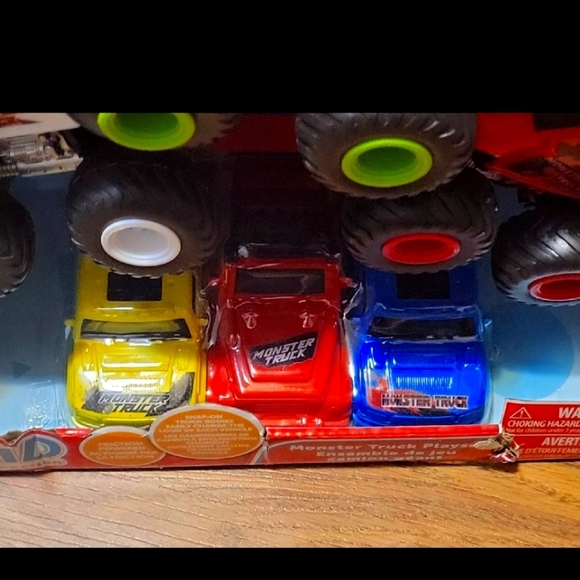Kid Connection Monster Truck Play Set 3 Trucks With 3 Replacement Body 15pcs - Picture 7 of 7